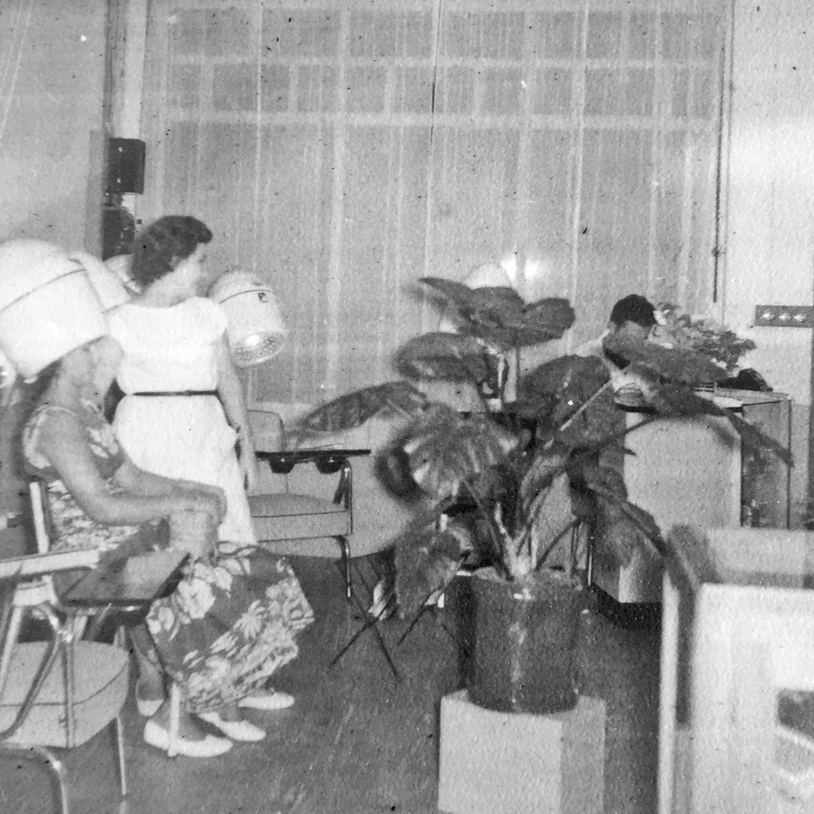 Les postes de travail et les casques de coiffure du salon à la fin des années 60. 