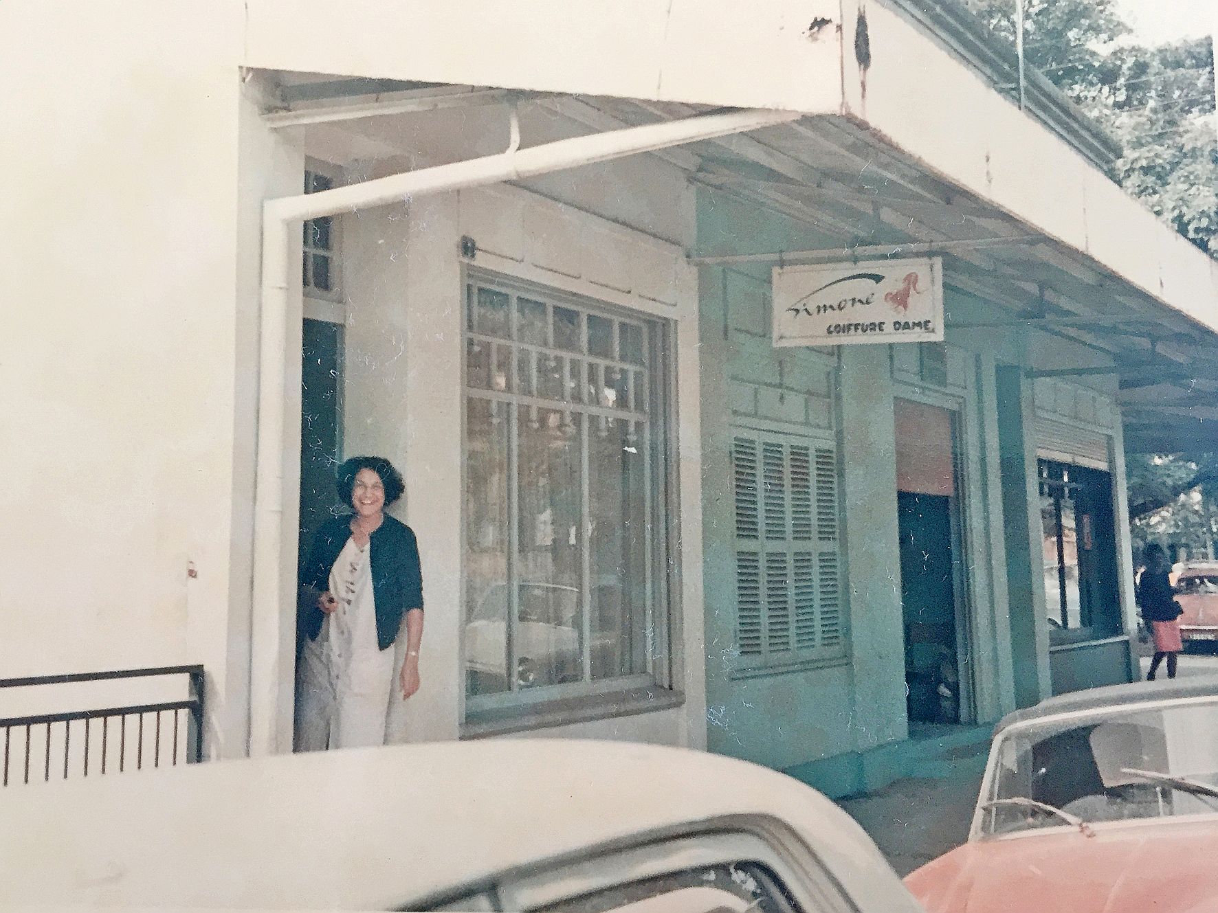 Raymonde devant le salon de coiffure « Simone coiffure dame », à la fin des années 60.