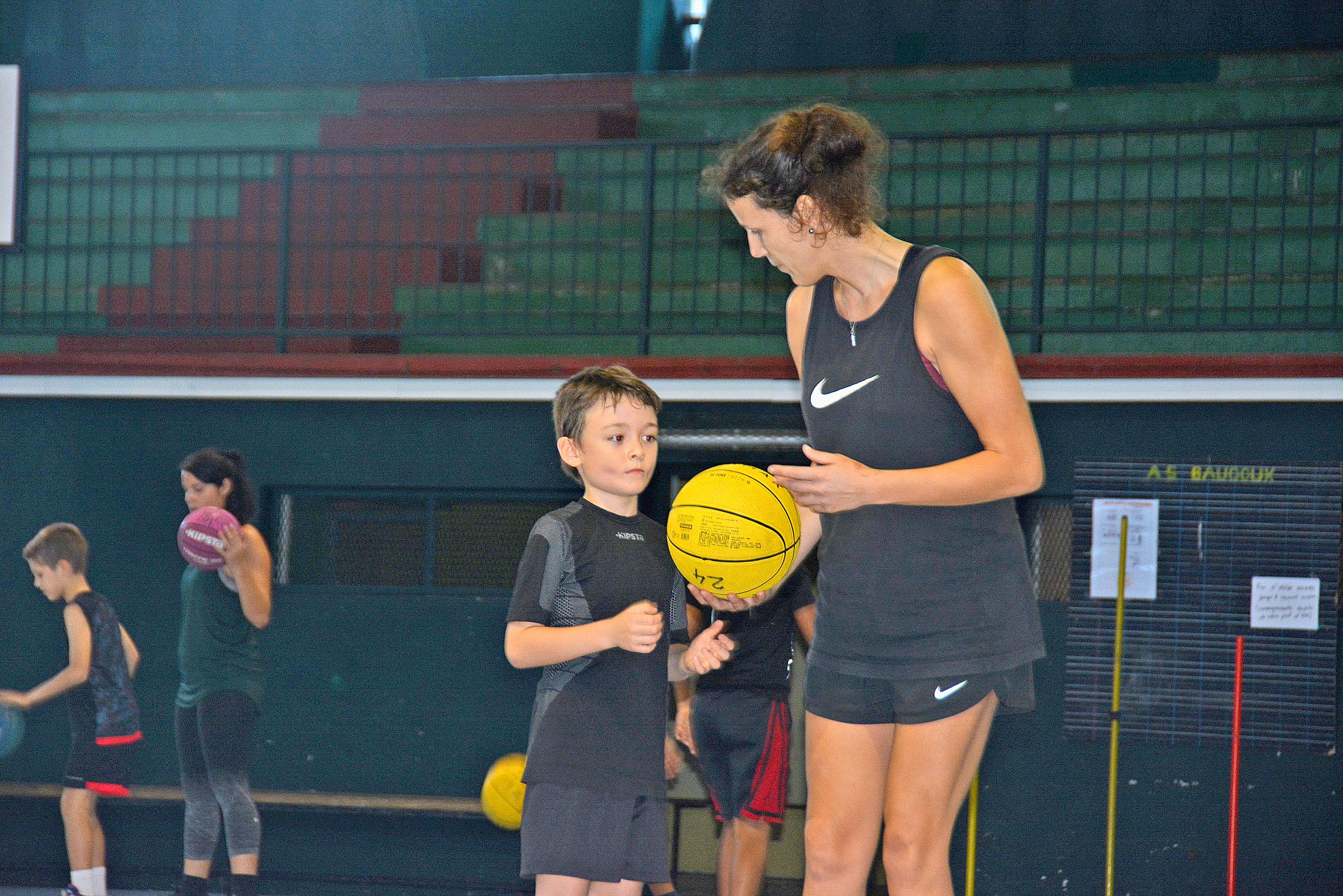 Au début de l'entraînement, chaque jeune reçoit un ballon numéroté afin de limiter les échanges entre joueurs. Photo C.G.