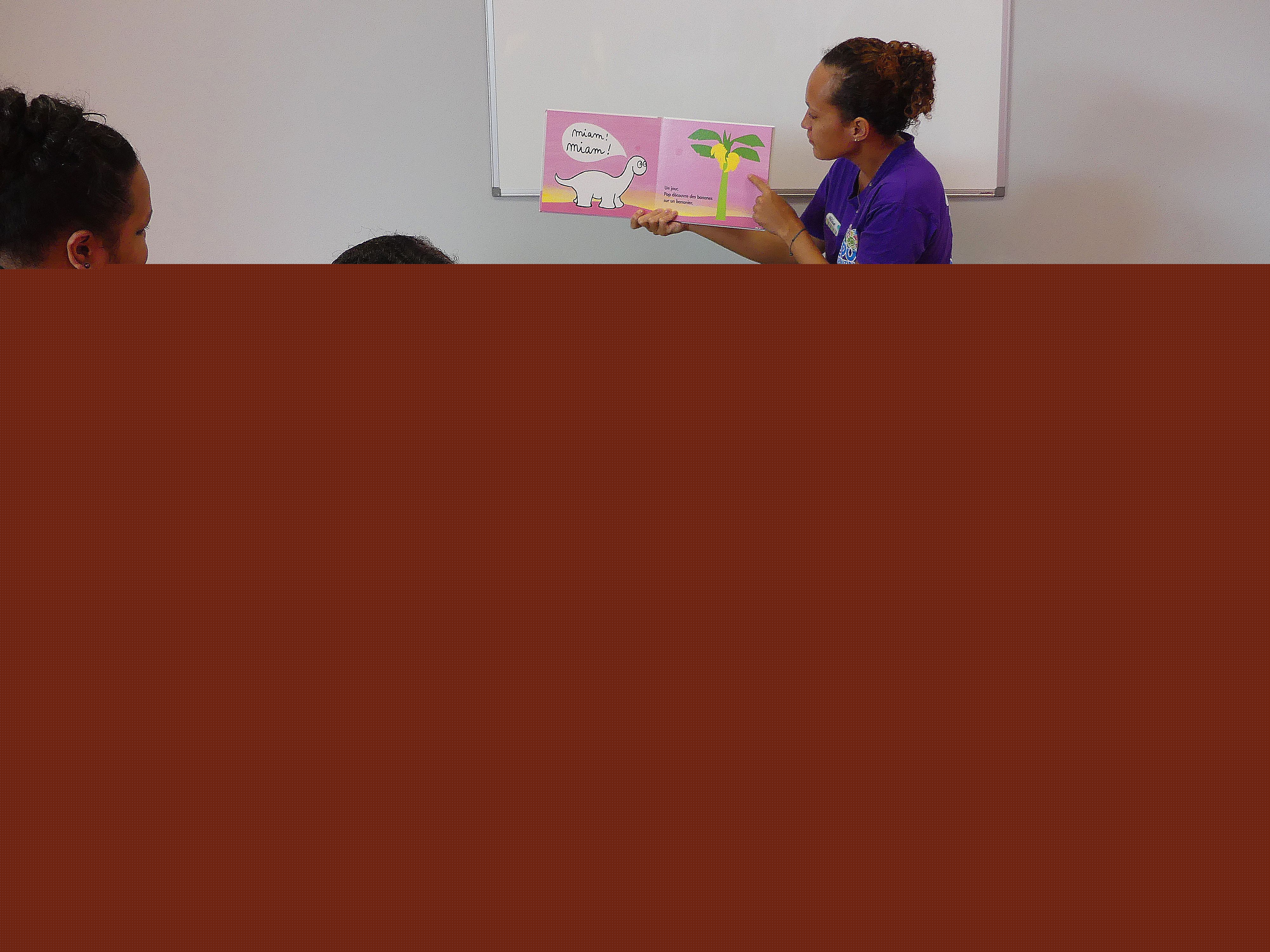 Après le repas de midi, délivré par La Restauration calédonienne du Nord, les enfants assistent à une lecture de conte, avant la sieste.