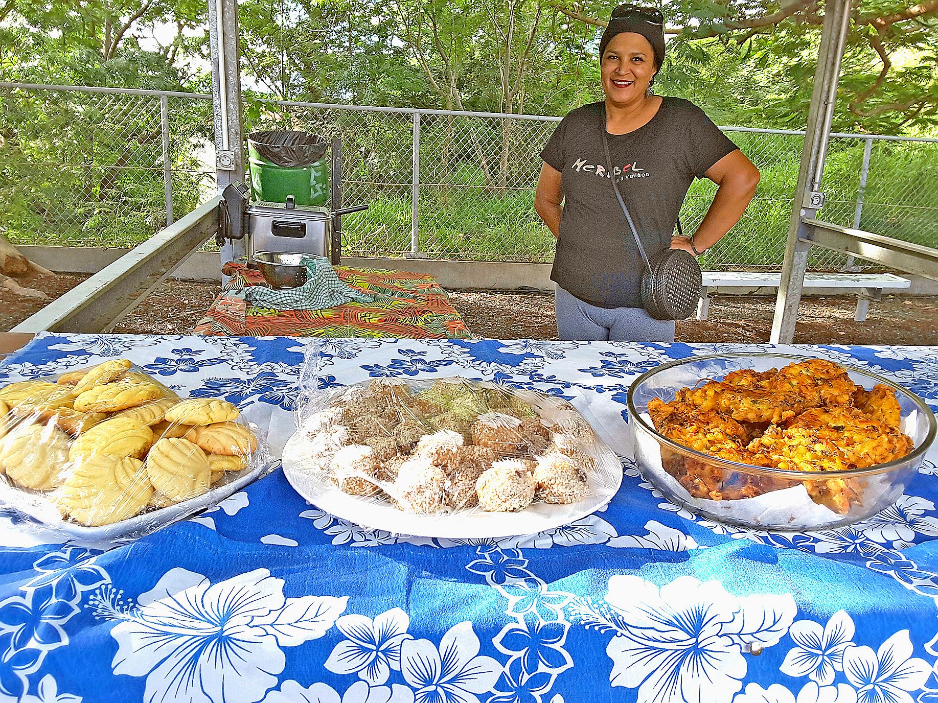 La toute nouvelle association de Pouembout a organisé vendredi son premier marché nocturne, dédié à la fête des Mères. Les marchands ambulants professionnels et les mamies proposaient des stands de fruits et légumes, de vêtements, de fleurs, de restauration, de jeux pour enfants… afin de gâter les mamans.