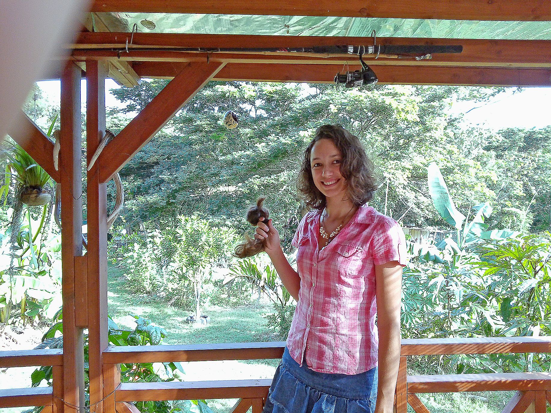 Ce week-end a été marqué une nouvelle fois par la solidarité. Des mamans, des enfants et de jeunes femmes ont coupé leurs cheveux afin de les offrir à une association qui les transforme en perruques, pour les enfants atteints par le cancer. L’action, lancée à Koné le mois dernier, a déjà permis de récolter huit coupes de cheveux et le partenariat de trois salons de coiffure sur le Caillou. Pour participer à cette action, comme Ophélie Bories, il vous suffit de vous inscrire sur la page Facebook « Coupes solidaires. »