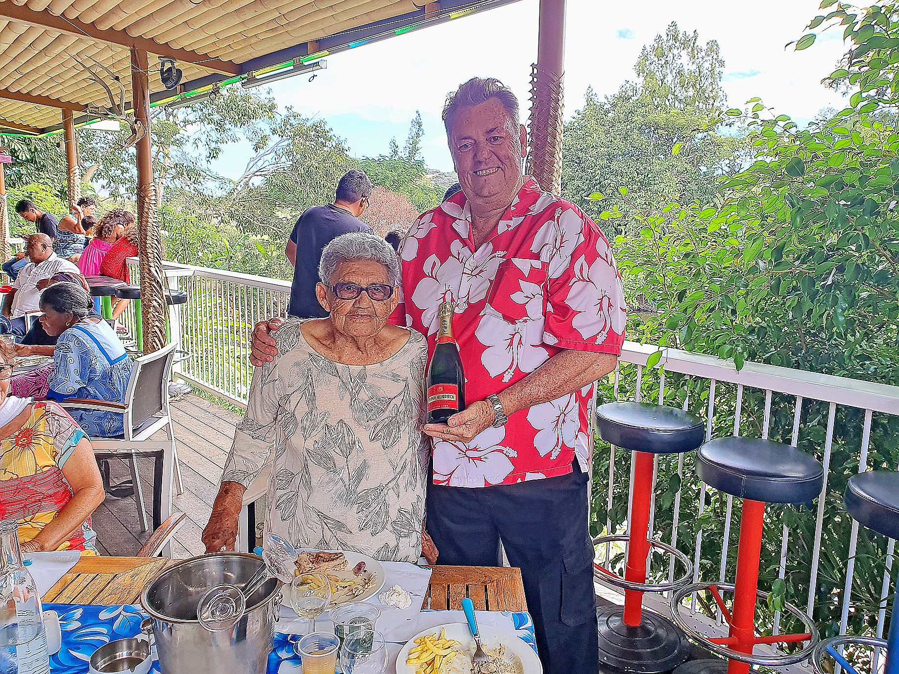 L’Auberge de Gaulle a organisé un repas dansant pour les mamans et leurs familles, au son des « To be singer. » Un buffet géant était proposé, avec un menu dont le cochon de lait, engraissé et cuisiné sur la propriété, constituait la pièce maîtresse. L’Auberge a aussi offert aux mamans des bouteilles de champagne en les faisant participer à des jeux. Par exemple, être la maman la plus âgée de l’assistance. C’est Gladyne Hervouet, 90 ans, qui a gagné cette bouteille.