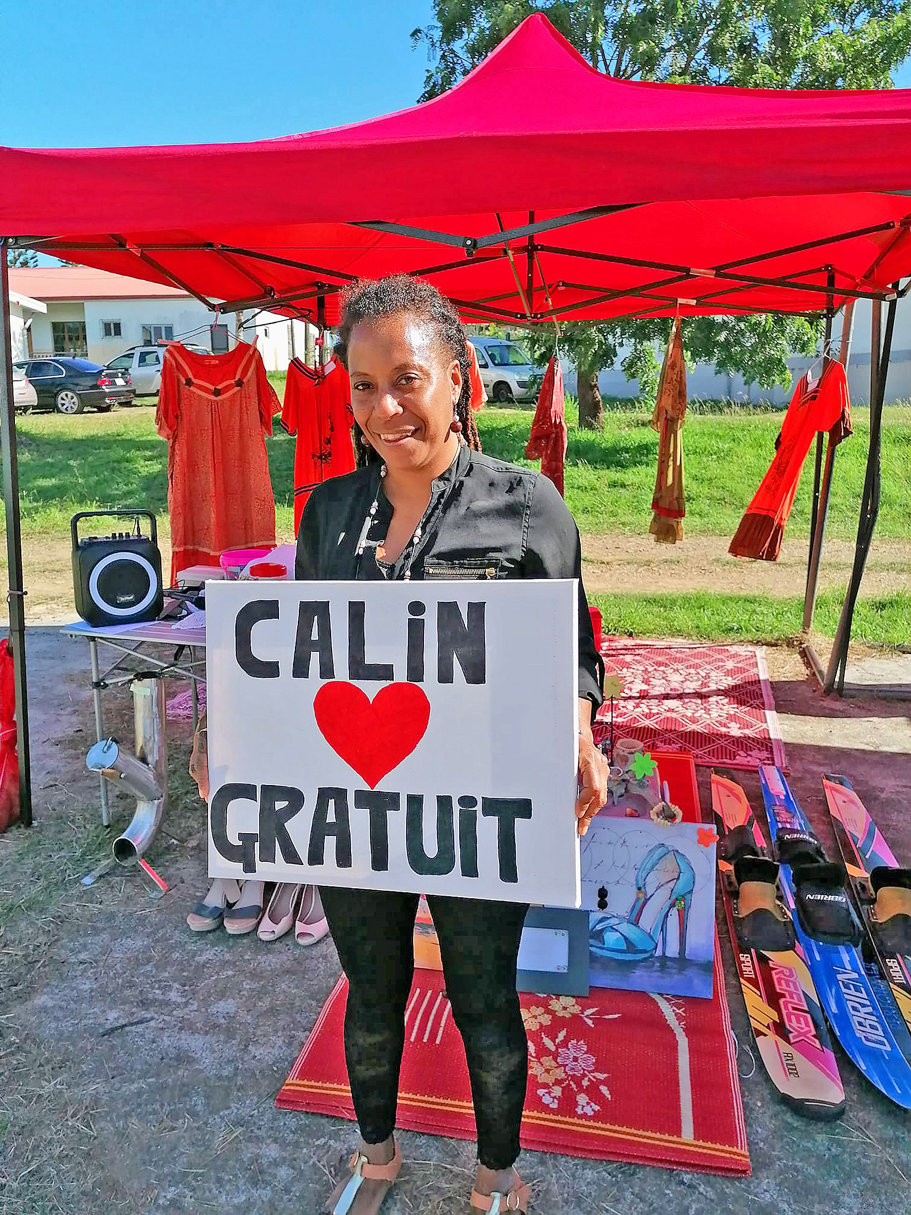 Le vide-greniers aussi était de retour, après la pause imposée par le confinement. Plus d’une vingtaine de stands et surtout une activité inédite mais très appréciée des visiteurs, les câlins gratuits.