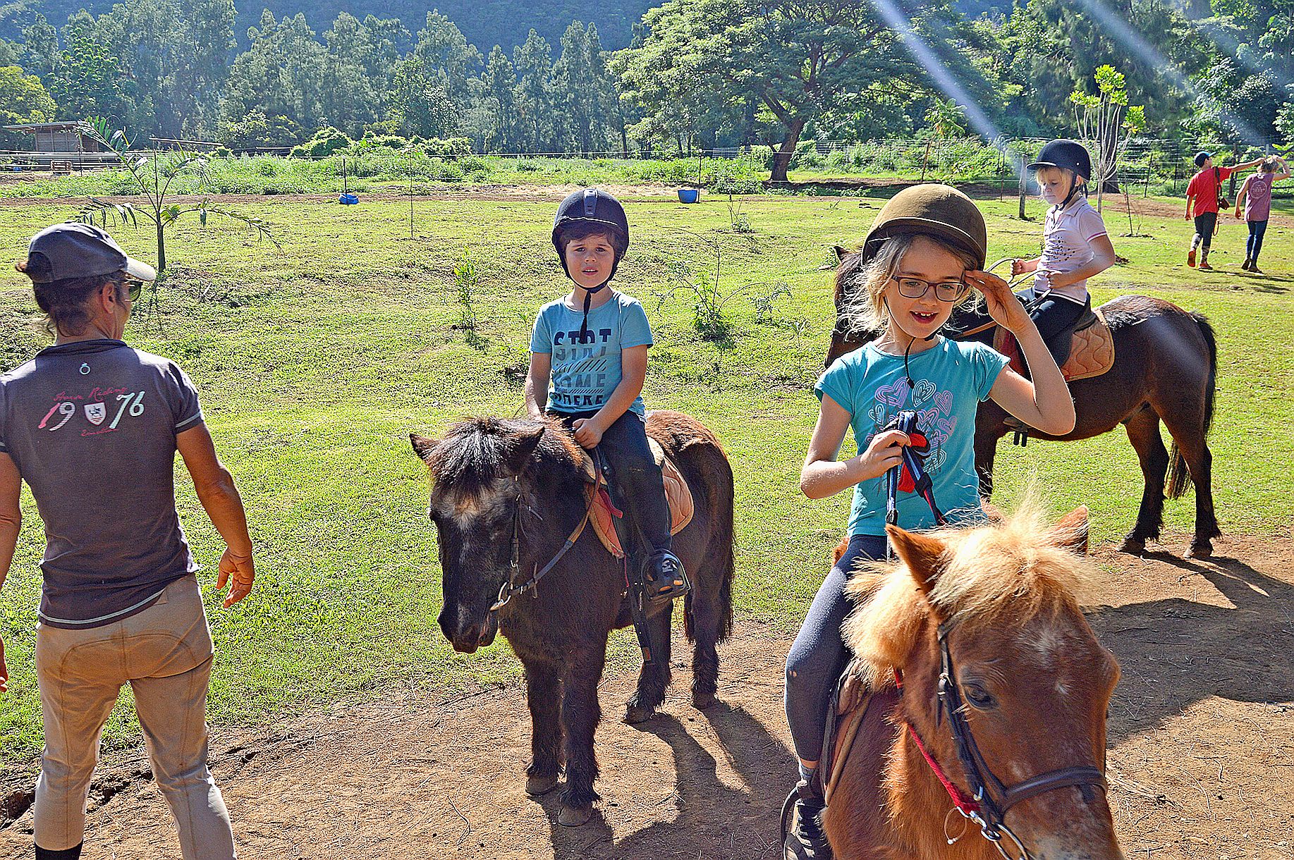 Au Yala Ranch, tous les âges sont représentés. Quand les adolescents, et quelques adultes, se perfectionnent sur la piste, les plus petits, à partir de 4 ans, font le tour du propriétaire en poneys.