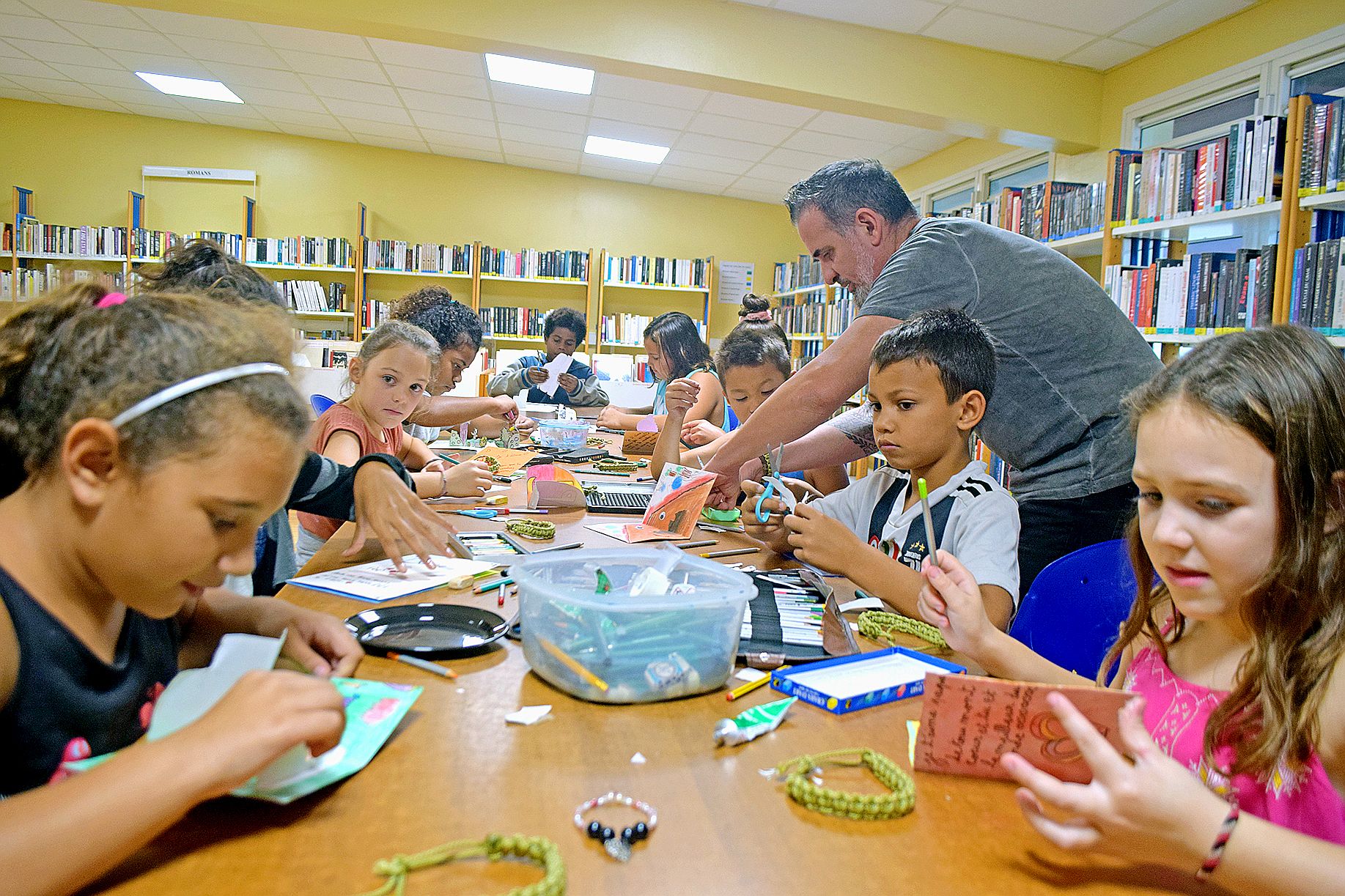 Depuis mardi, 13 vacanciers laissent libre cours à leur créativité tous les après-midi à la médiathèque du Dock, en compagnie de l’intervenant Christophe Marquès. Au programme : création de cartes pop-up et petits cadeaux pour les fêtes des Pères et des Mères. La semaine prochaine, les graffeurs amateurs de la ville sont invités à participer à l’atelier Graph’ ta médiathèque, qui aura lieu tous les matins, du mardi au vendredi (inscriptions au 35 21 82).