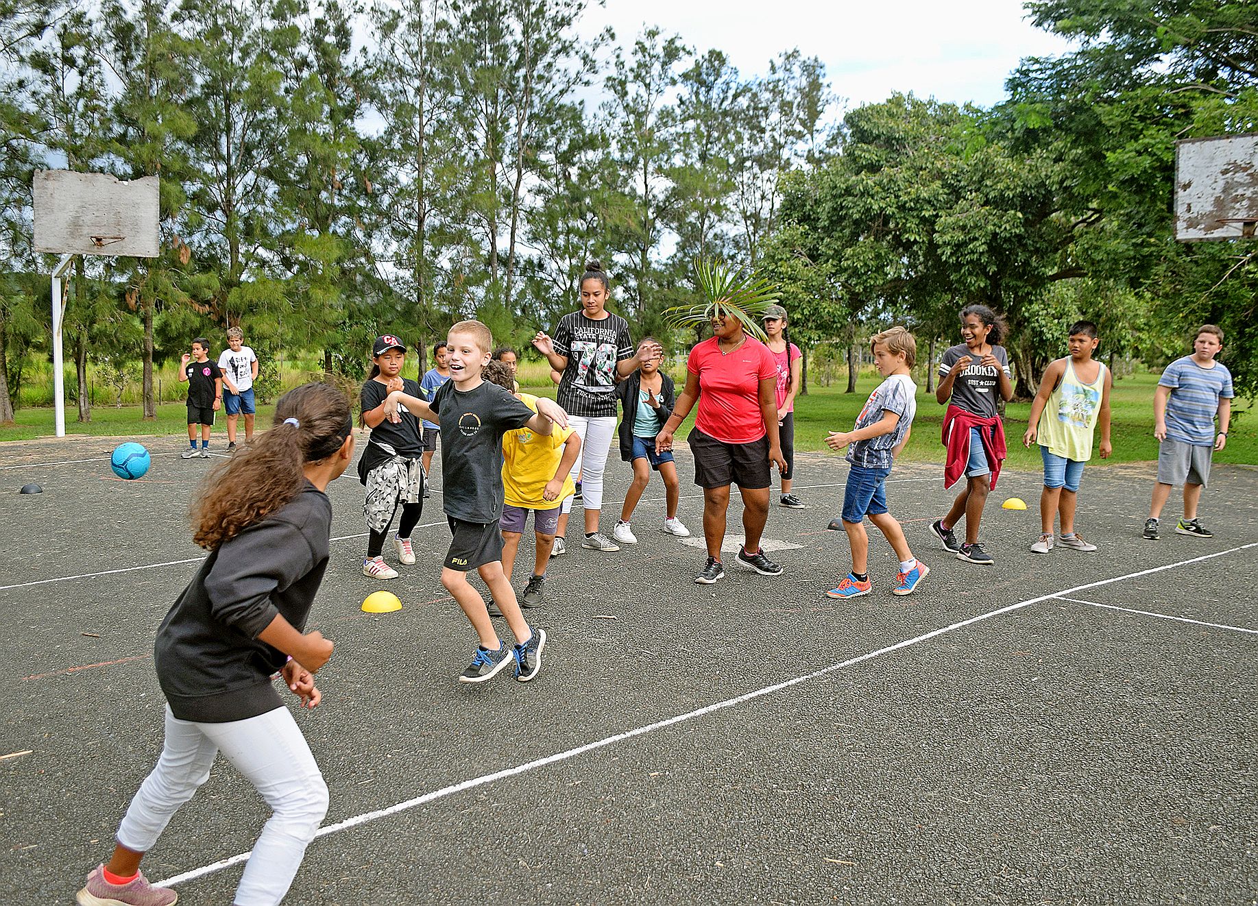 Les animations Pasport sont aussi de retour pour ces vacances, à l’école Gustin pour les petits, et au lycée Anova pour les plus grands. Depuis lundi, 123 jeunes de 6 à 14 ans se dégourdissent les jambes le matin à l’Arène du Sud, avant de se répartir l’après-midi dans des ateliers « Sherlock Holmes » ou « Sportez-vous bien », en fonction du choix de leurs parents. Au programme, ateliers remue-méninges et multi-activités axées sport et santé.