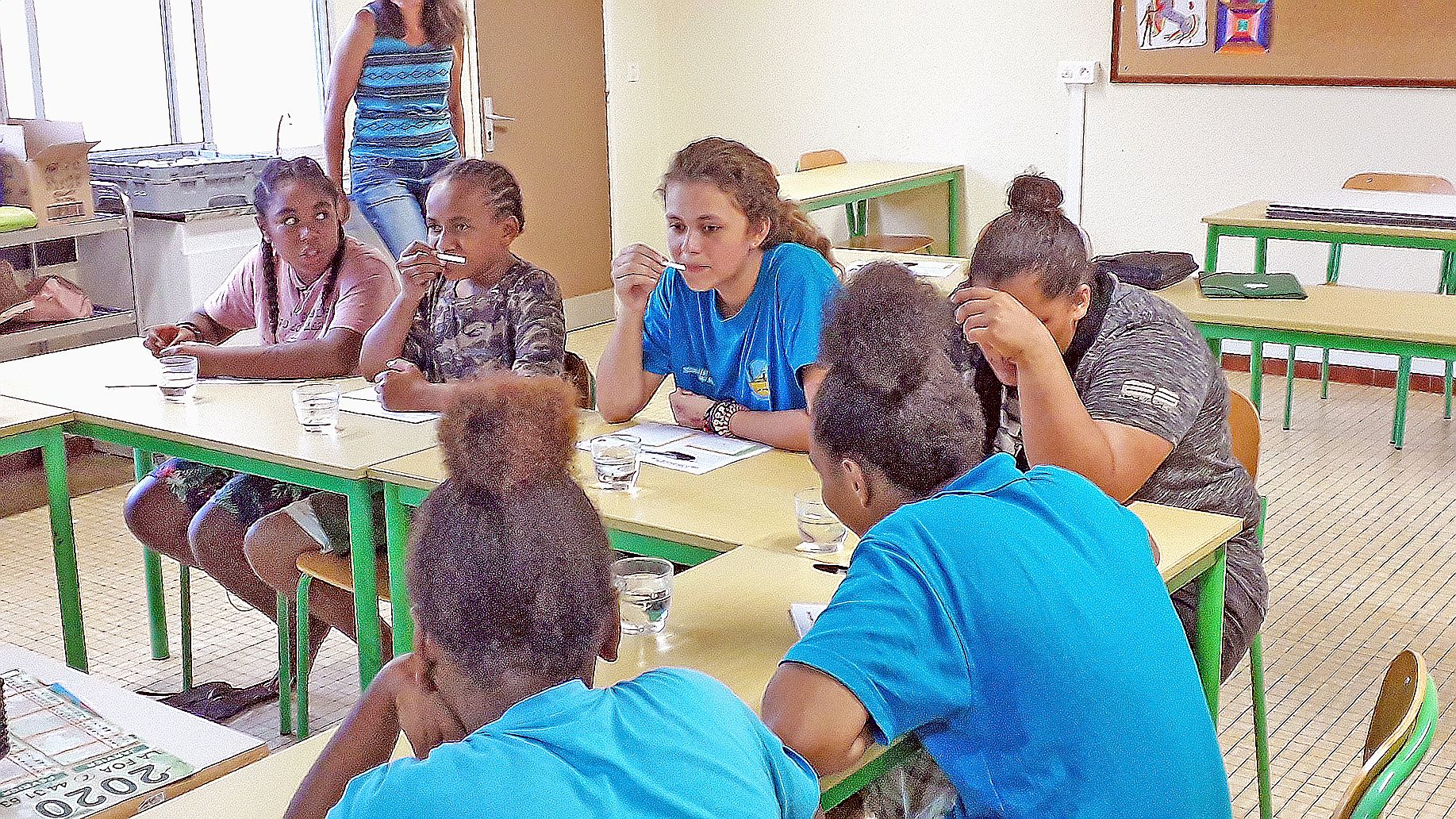 Les collégiens ont suivi un atelier pour s’initier à repérer saveurs sucrées, salées, acides et amères et diverses odeurs et arômes.