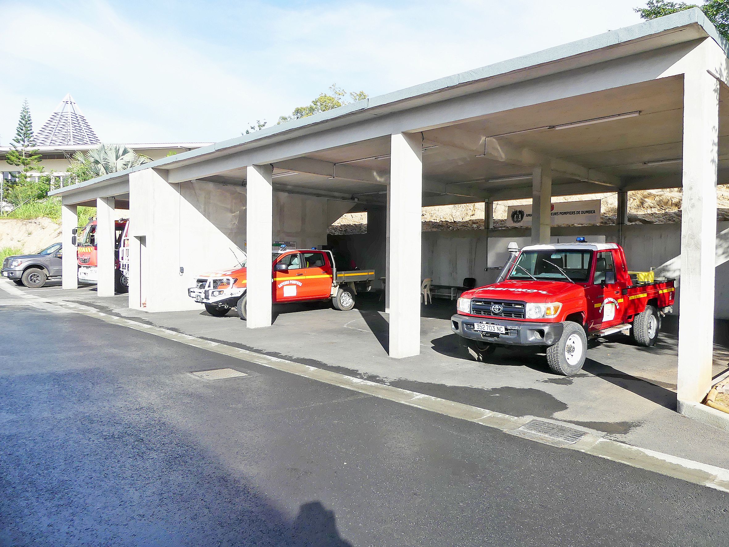 Une partie des talus entourant la caserne a été creusée,  ce qui a permis la création de stationnements protégés.
