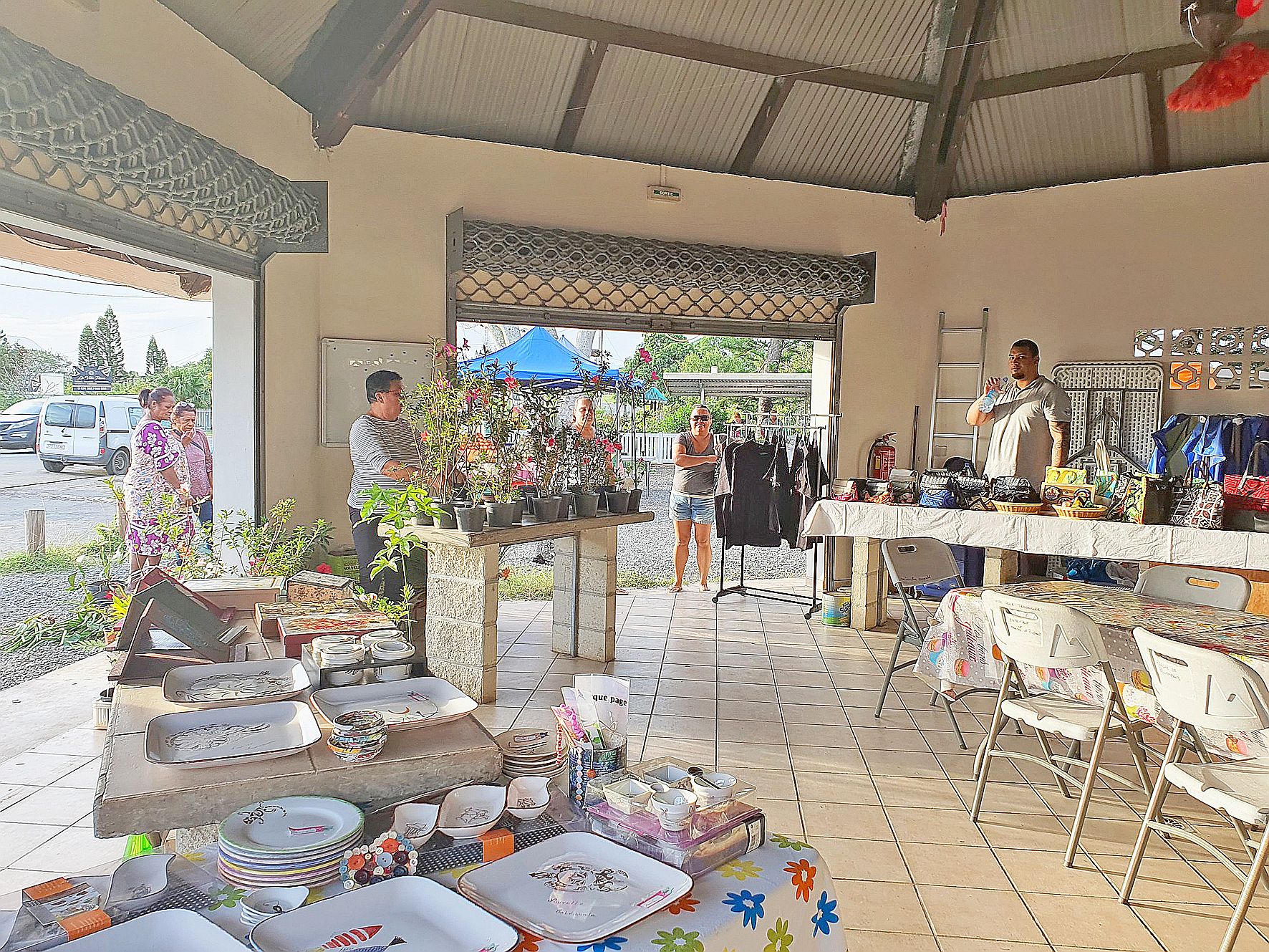 La session nocturne, de 17 heures à 21 heures, a attiré un vaste public en ce premier soir de vacances.