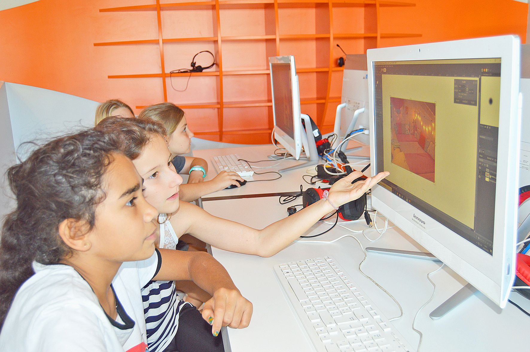 Concentration derrière les écrans. Cette semaine, à la médiathèque de Boulari, l’heure est aux ateliers de photomontage. Les enfants doivent réaliser un visuel sur les thèmes du manga et des comics. Des tournois de jeux vidéo sont également organisés.