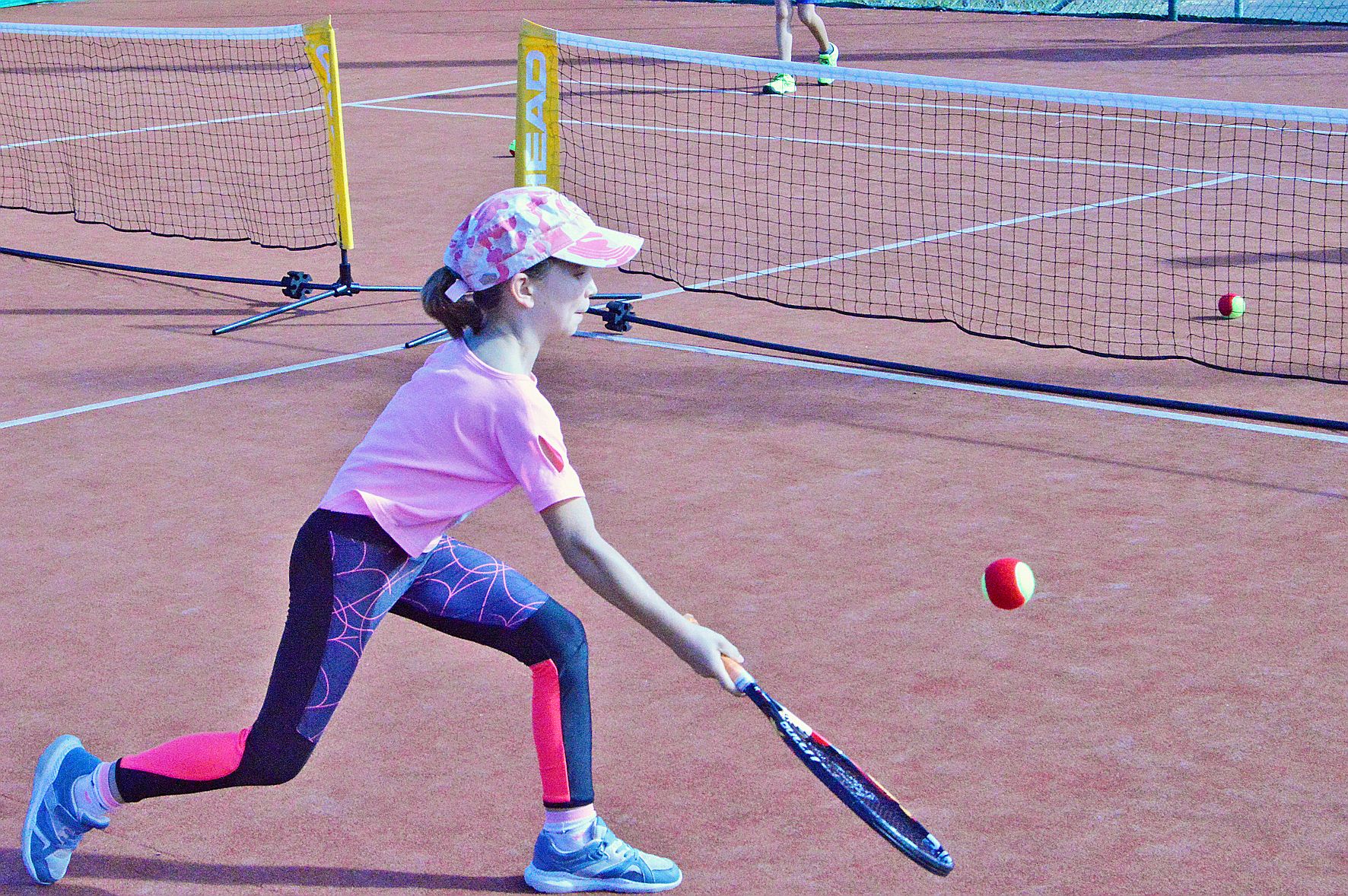 Au club de tennis de Boulari, des stages à la journée et à la demi-journée sont proposés. Le matin, le club mélange les enfants pris en charge par la ville et les licenciés.