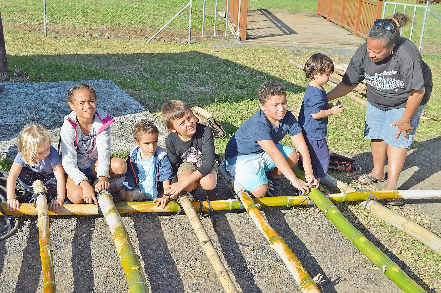 À l’aventure et à l’abordage ! Le thème des vacances au centre de loisirs Les Piroguiers de Plum a permis aux jeunes de se lancer dans la construction de radeaux en bambou. Vendredi, ils les mettront à l’eau pour une course qui sonnera la fin des vacances