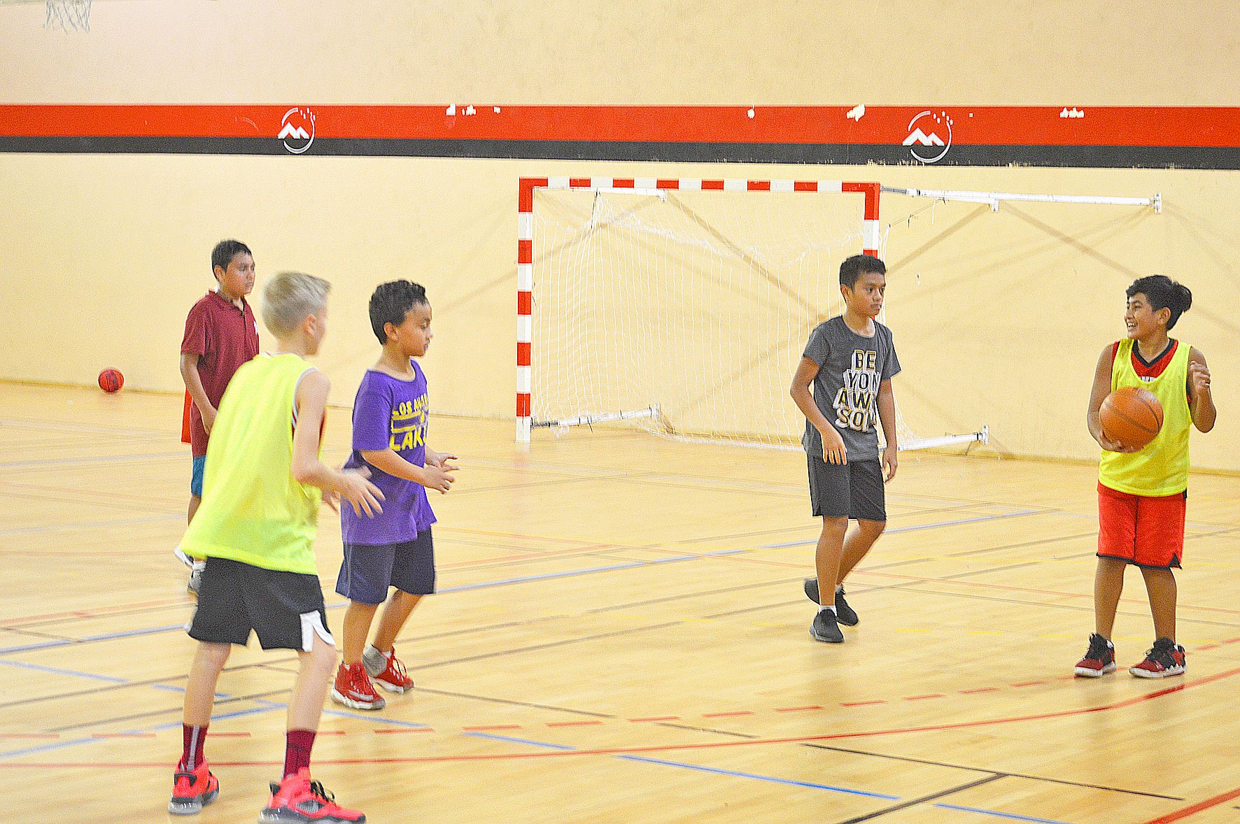 Au complexe sportif de Boulari, le matin est dédié aux activités physiques, comme le basket-ball. L’après-midi, les enfants participent à des activités culturelles et artistiques.