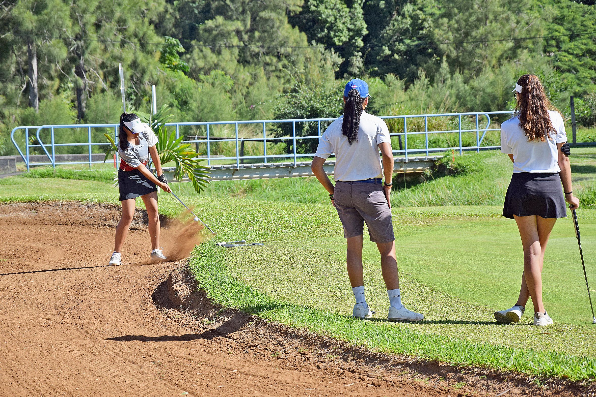 Lauréate d’une compétition en double la veille, Emilie Ricaud (à gauche) n’a pu faire mieux que +12 hier.     