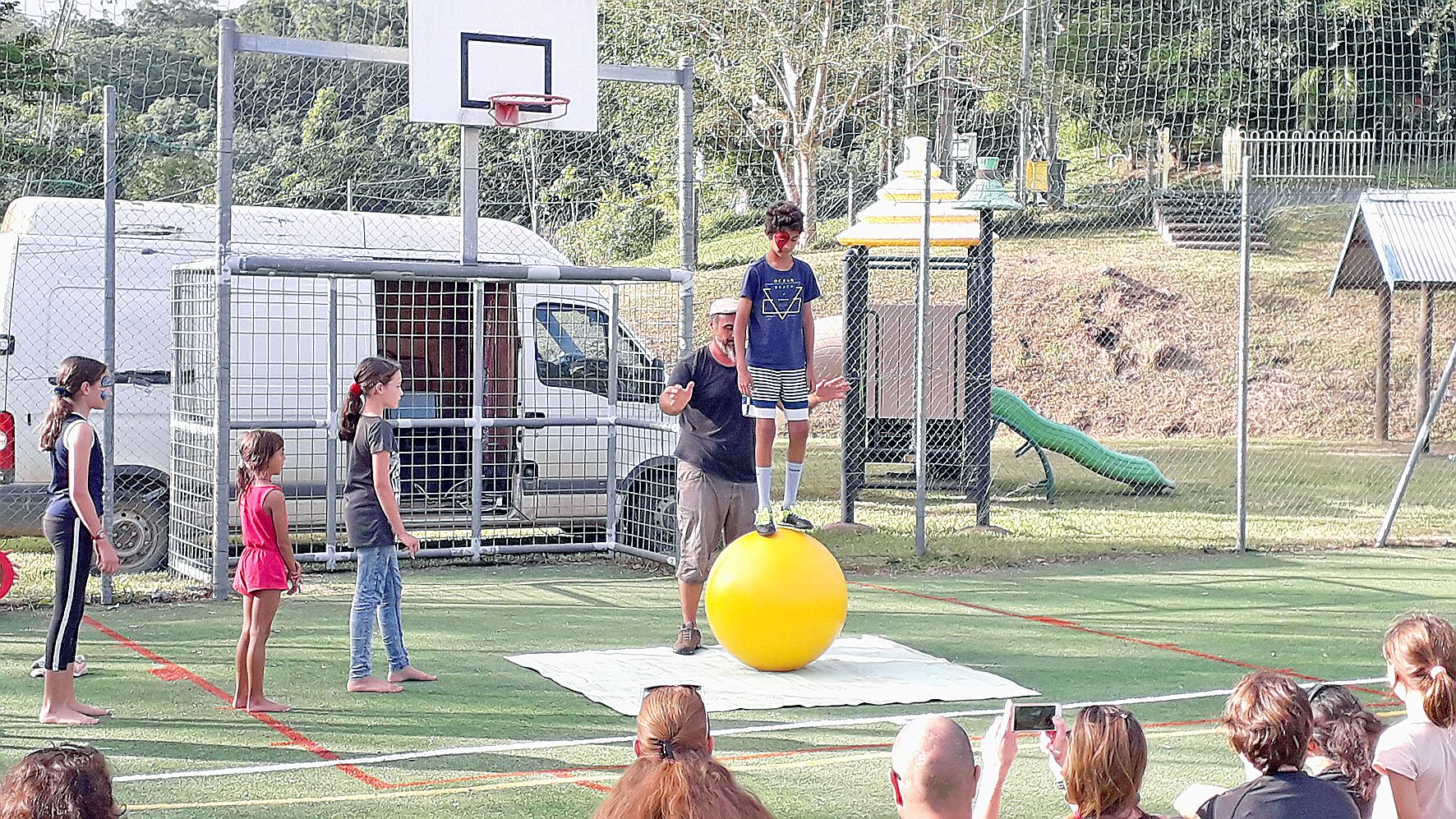 Pas évident de tenir sur la boule. Quoique, question équilibre, les enfants ont progressé au fil des jours.