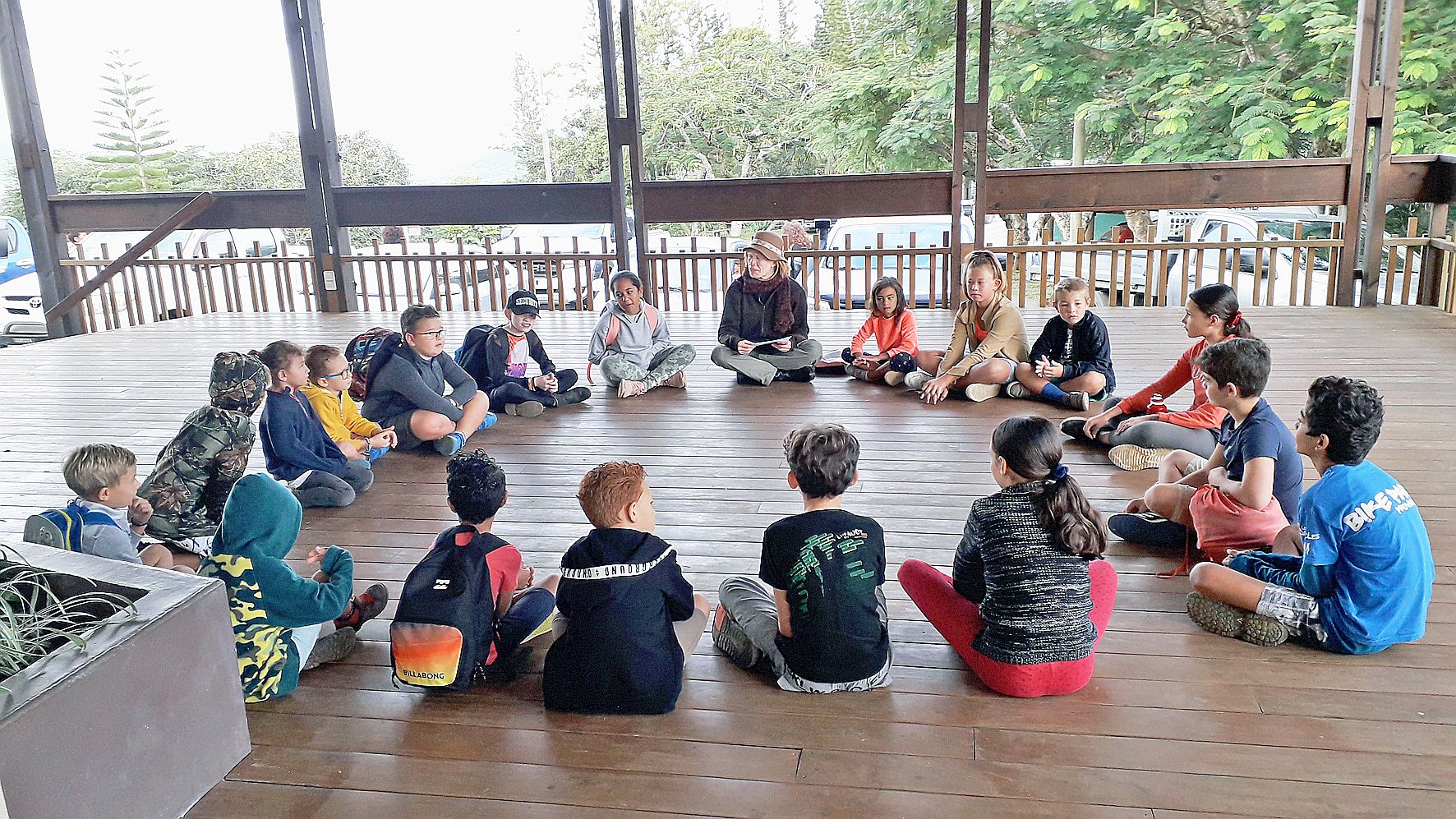 Dès 8 heures du matin, les petits étaient accueillis par Lulu,  sur le deck devant la mairie.
