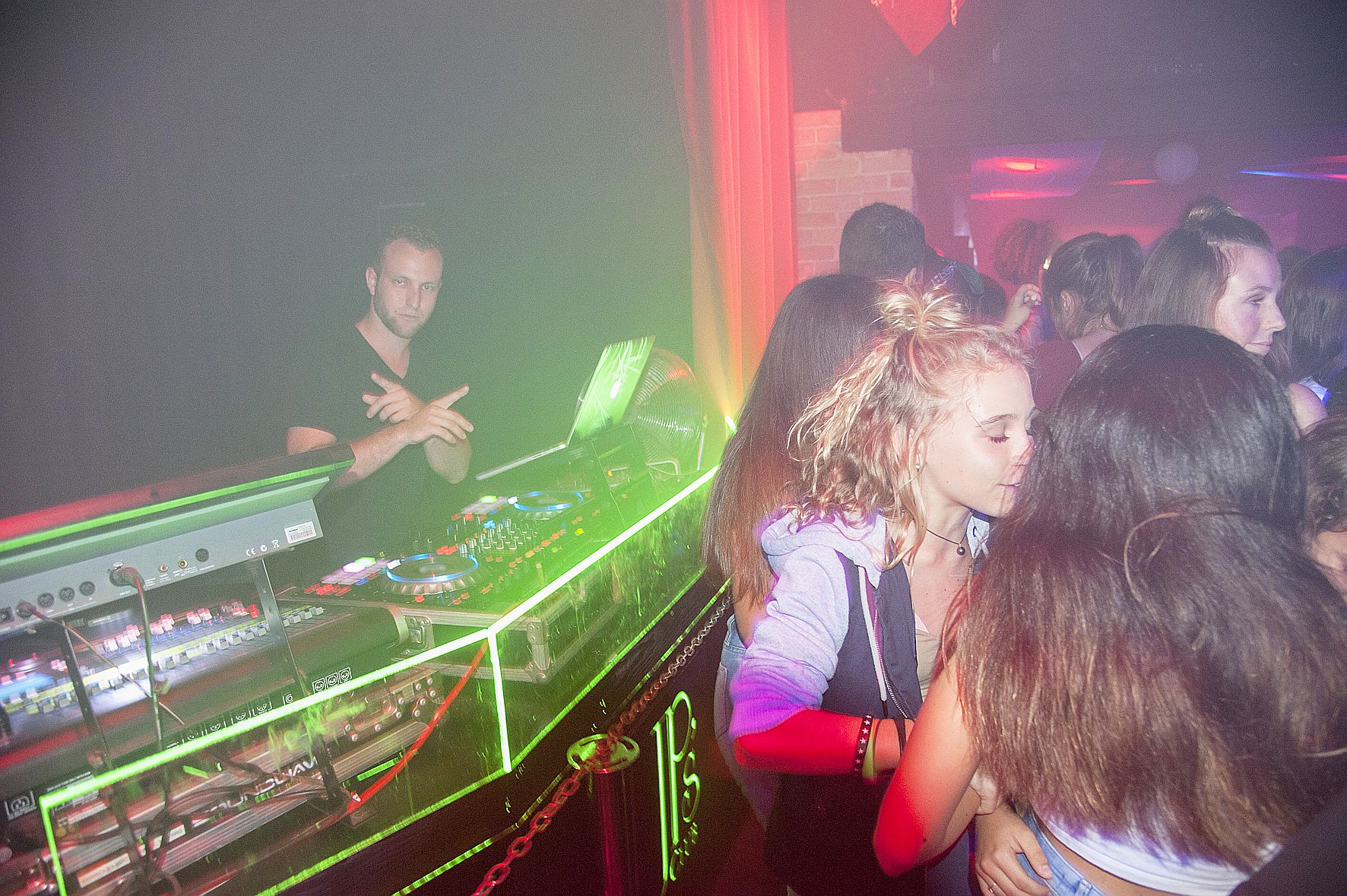 Les sons mixés sont généralement variés, entre pop, électro et musique des îles. Histoire de plaire au plus grand nombre. 