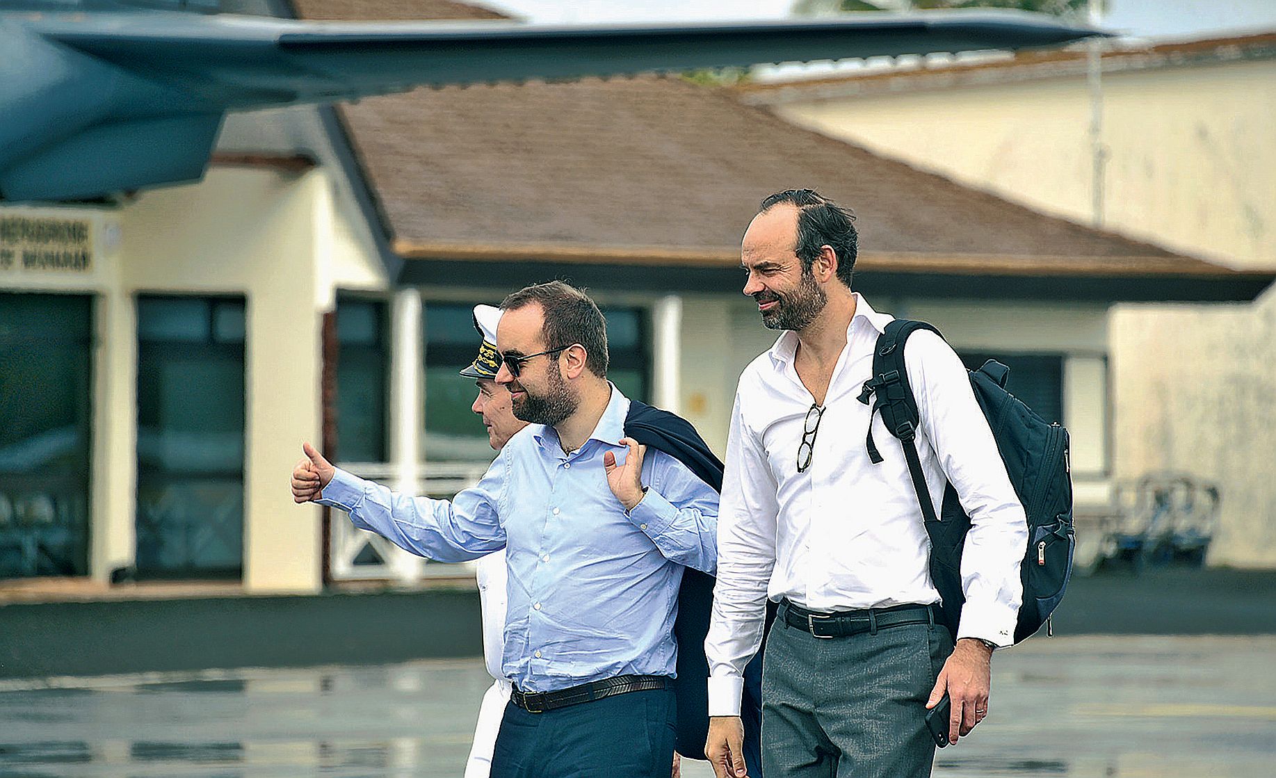 Sébastien Lecornu s'est déjà rendu en Nouvelle-Calédonie, il y est ici aux côtés  de l’ancien Premier ministre Edouard Philippe à l’aérodrome de Wanaham à Lifou en décembre 2017.
