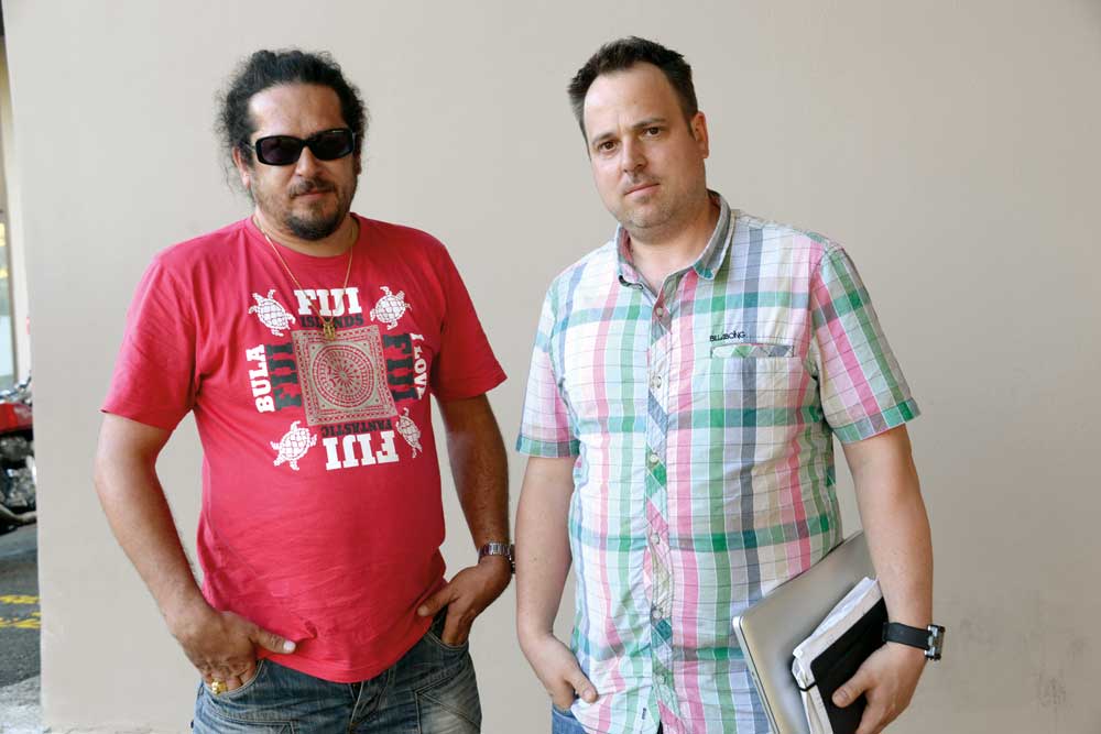 Fabrice « Flamengo » Virayie, le régisseur du spectacle, et Florent Sanseigne, le tourneur.