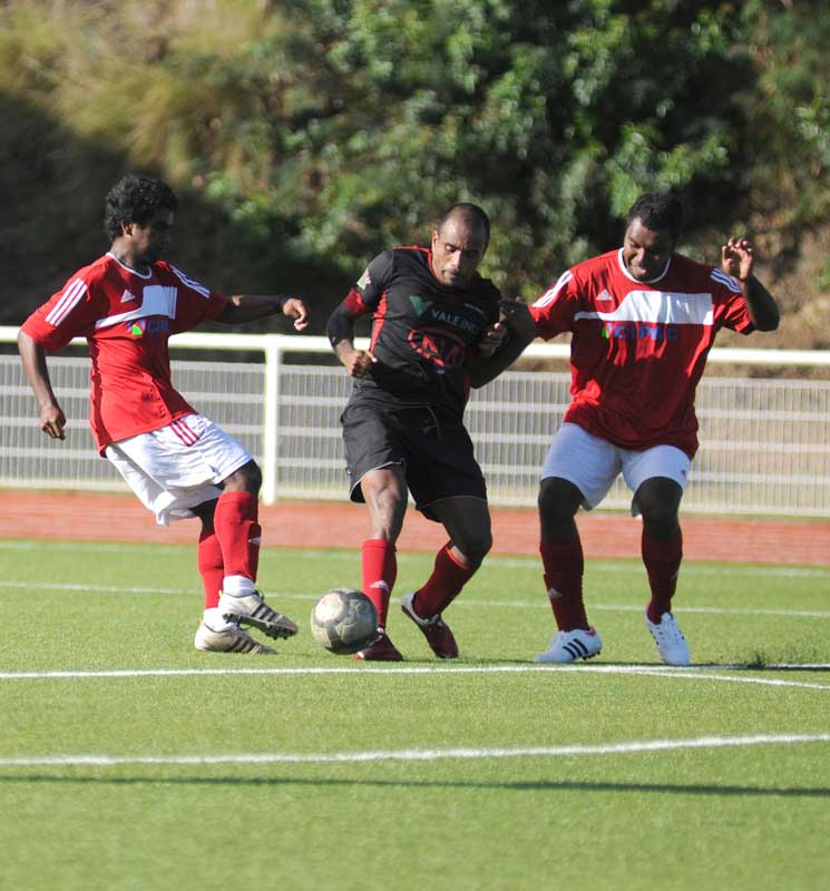 Olivier Dokunengo (au centre) s\'est bien amusé face à l\'US Wé, marquant trois buts et délivrant plusieurs passes décisives.