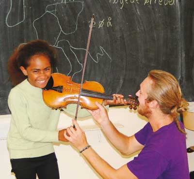 Son violon magique collé à son cou, Andreas Wagner Tholl, le danois, a mis le feu dans les deux salles de classe de Louise Michel mardi.
