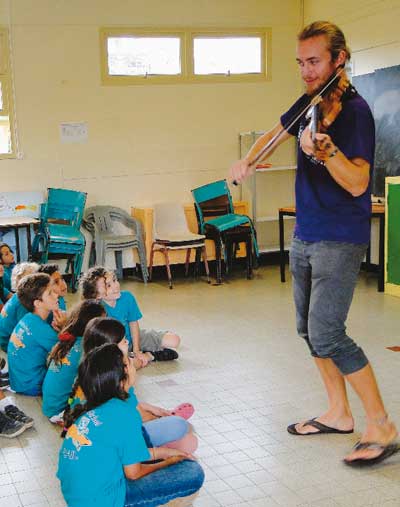 Son violon magique collé à son cou, Andreas Wagner Tholl, le danois, a mis le feu dans les deux salles de classe de Louise Michel mardi.