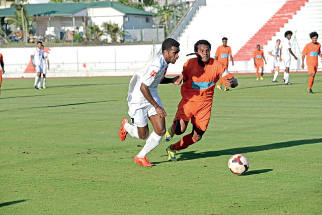 21 novembre, stade Numa-Daly. Noël Kaudre et les joueurs de Magenta (en blanc) ont été trop maladroits contre Ne Drehu pour espérer faire basculer le match, pourtant décisif dans l\'attribution du titre.