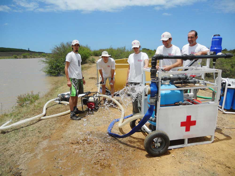Le camp monté par les équipes de la Croix-Rouge peut accueillir un millier de malades et fournir de l'eau potable à 3 000 personnes par jour.