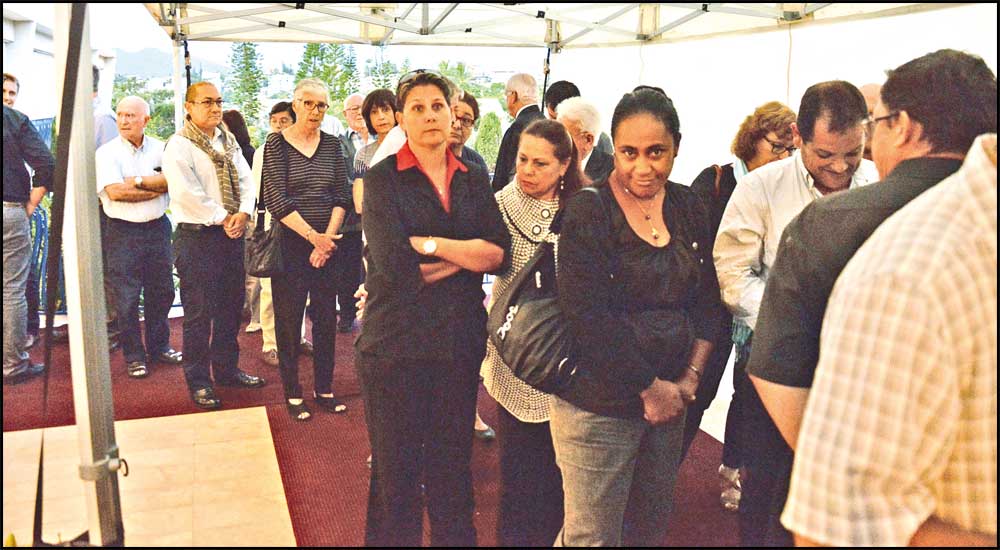 Une foule nombreuse s'est pressée à la maison d'Henriette Pentecost. De nombreuses personnes de Brousse et des Iles étaient également attendues dans la soirée d'Hier, notamment de Maré, île chère à Philipe Pentecost.