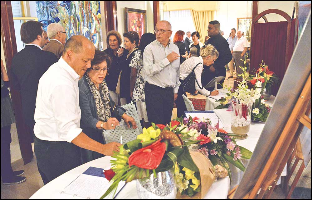 De nombreuses personnalités ont veillé Philippe Pentecost, hier, écrivant, en partant, un dernier mot dans le cahier de condoléances, à l'image de la famille Dang.
