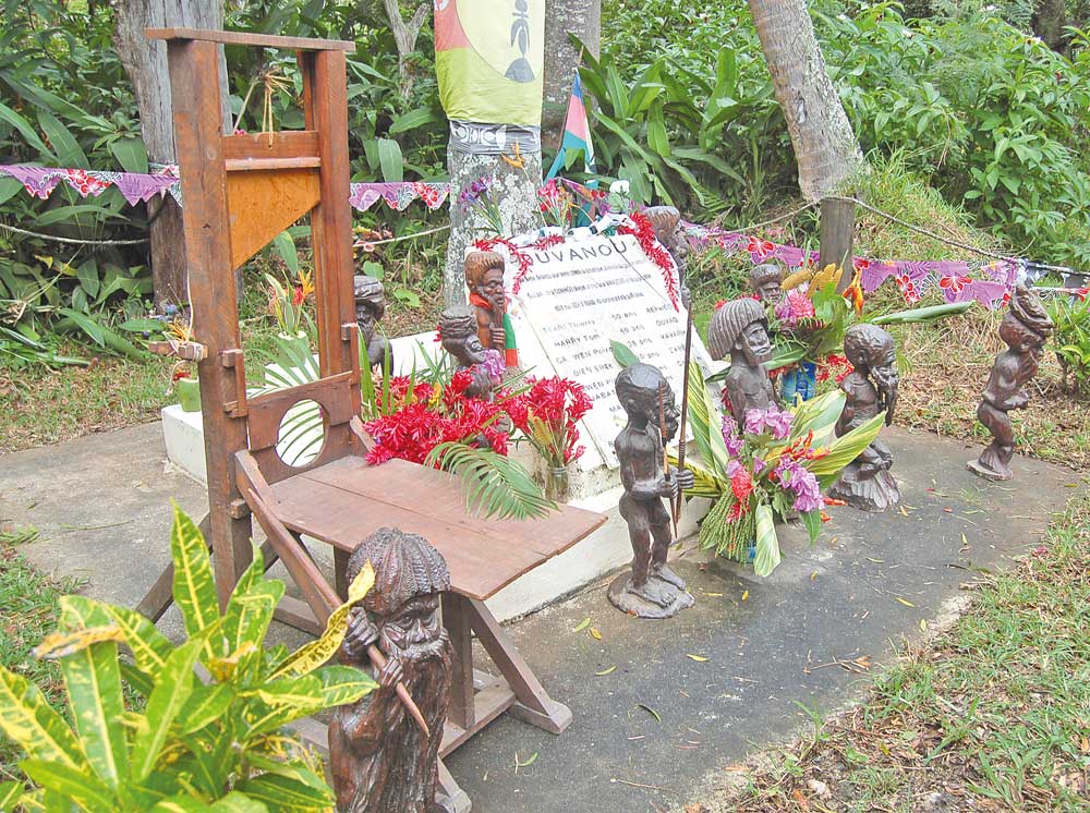 Une guillotine en bois et dix personnages sculptés ont été déposés au pied de la stèle.