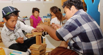 Pendant que les CM1 A de Paddon jouent à trier et à faire des tableaux recyclés, les CE2 B testent les jeux en bois amenés par le Ludobus.