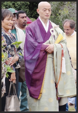 Après une cérémonie œcuménique mêlant le père Jean à deux moines bouddhistes, les joueurs de shamisen (guitare japonaise) ont clos la pose de la première pierre .