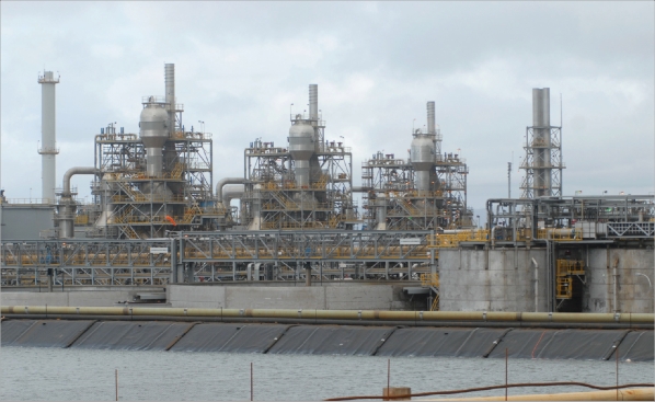 L'Argent Bloom (en médaillon), un chimiquier à double coque, contient 20 000 tonnes d'acide sulfurique. Son déchargement doit démarrer aujourd'hui.