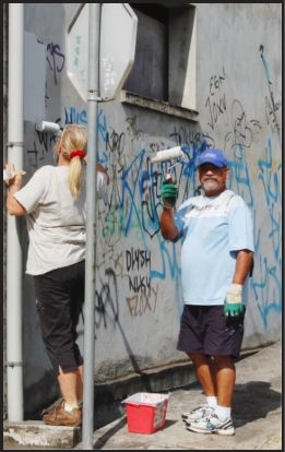 Elus, habitants du quartier, conseil municipal junior et diverses associations ont participé samedi à la première opération « J'aime mon quartier sans tags » de la mairie.