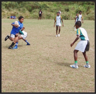 Les Jip sont mixtes. A droite, l'entrée tout sourire des jeunes joueuses de rugby des Iles et du Nord. A gauche, le Nord à l'attaque face au Vanuatu. 