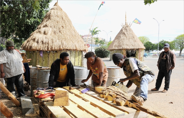 Construction de la grande case, fabrication de sculptures, ateliers tressage, débats… les animations se sont poursuivies dans le calme sur le parking de la Baie-de-la-Moselle.