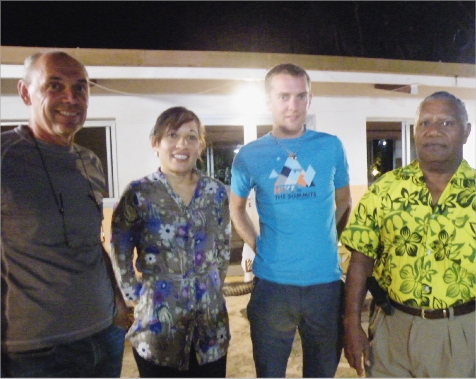 Véronique Chamberland et Laurent Debaene (au centre) ont reçu leur trophée au cours d'une cérémonie festive assurée notamment  par les danseurs d'Olobatr, de la tribu de Komagna.