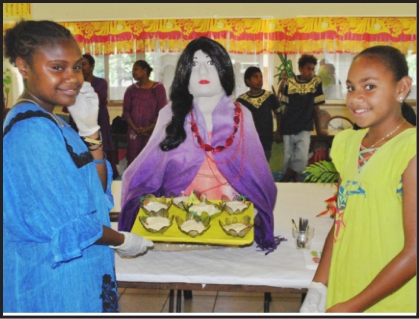 La salade de fruits « arc-en-ciel » des internes de Koné (à droite) a remporté le concours, tandis que les jeunes de Ouégoa ont terminé deuxième, avec leur dessert « mystère ».