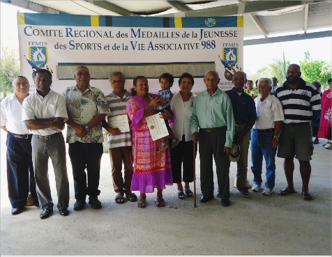 La directrice médaillée (au centre) s'est dit « émue de cette reconnaissance ». Elle encadrait encore la semaine dernière 70 enfants dans un  centre aéré sur le thème d'Halloween (en médaillon).