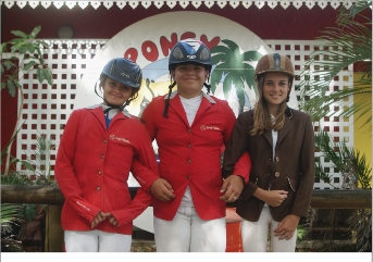 Marie Pandosy entourée de ses dauphines, Lauryne Troude (à gauche) et Laurine de Brugada. 