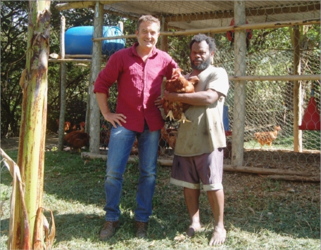 Laurent Bastin, ici avec Doui Poh, un producteur du GIE installé à la tribu de Saint-Thomas dans la vallée d'Amoa, qui élève 84 chapons.