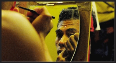 Deux heures avant la représentation du soir, les 24 membres de la grande famille du Magic Circus of Samoa s'étirent, se maquillent, répètent leurs numéros, ou prient pour que « le show se passe sans accrocs ».