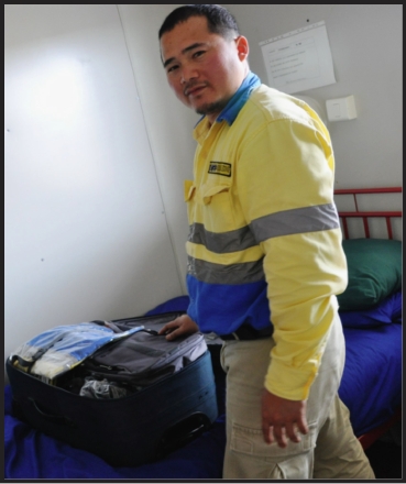 Responsable sécurité au sein de la société philippine AG&P, Francisco Mercado ramènera ses trophées de bowling dans la valise. « Il y a eu ici de la camaraderie », notent les collègues Regie, Orlando et Alan.