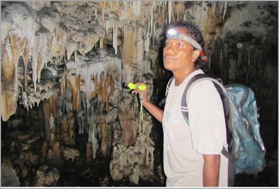 Jeanne connaît tout de cette grotte dont les cavités et les moindres dentelles de stalactites lui ont été dévoilées par son père. 