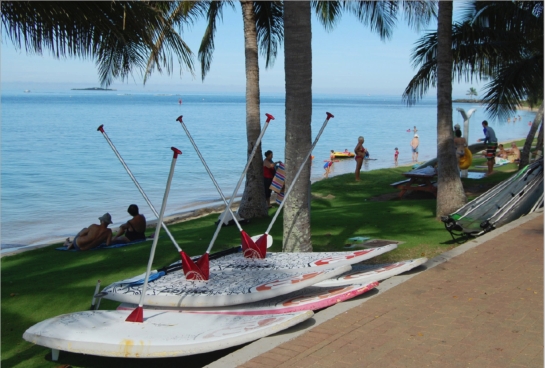 A l'Anse-Vata mais aussi à Poé, MD Plaisirs propose la location de paddle board, l'activité en vogue qui fait travailler abdos et fessiers. 