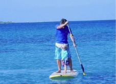 Dimitri n'hésite pas à voguer accompagné de son fils de deux ans.