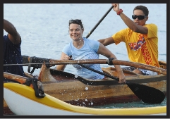 Laurent, Moana, Frédéric, Tony, Stéphane, Fridrick ramentavec une pagaie en bois. J'ai droit à un modèle plus léger, en carbone.