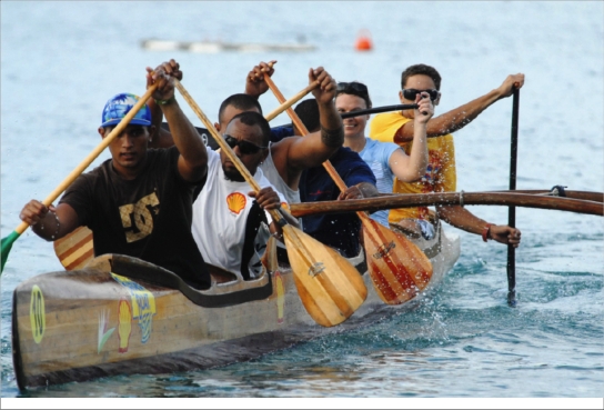 C'est entourée de sportifs de haut niveau que j'apprends le va'a, baie de la Moselle, puis baie des Citrons. À bord, silence et concentration. 